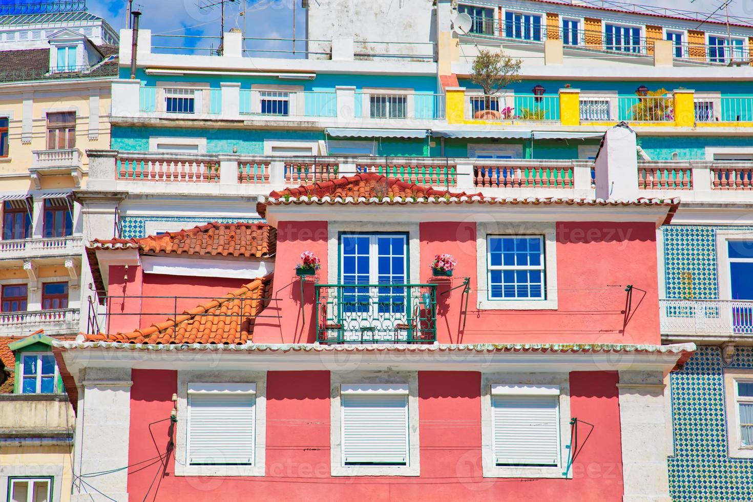 edifícios coloridos do centro histórico de lisboa foto