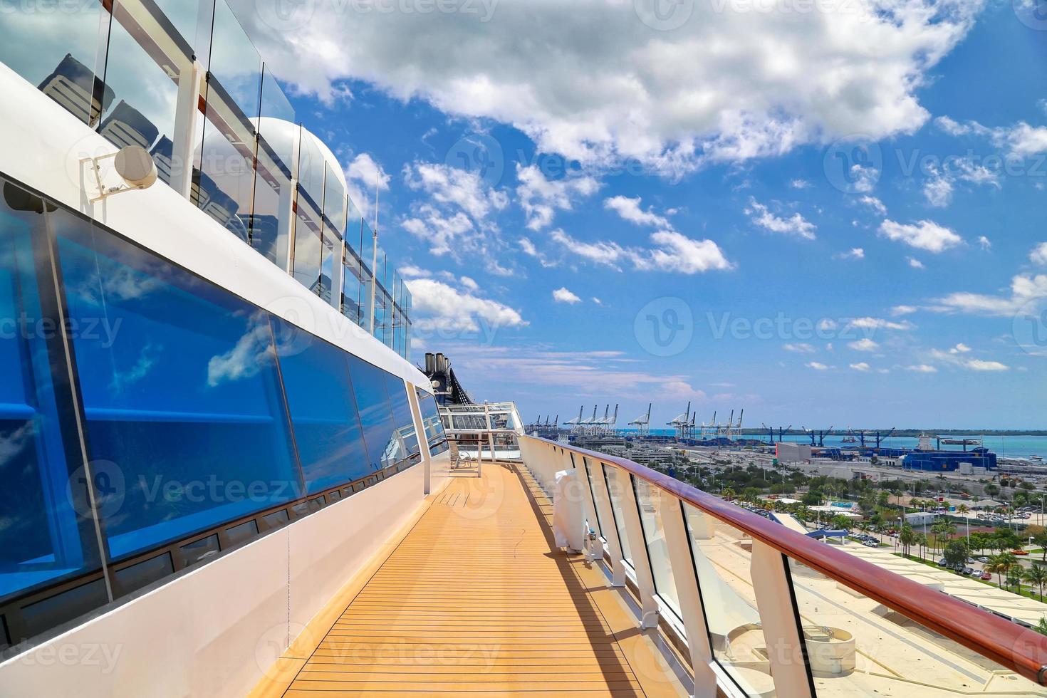 navio de cruzeiro partindo para férias no caribe do porto de miami foto