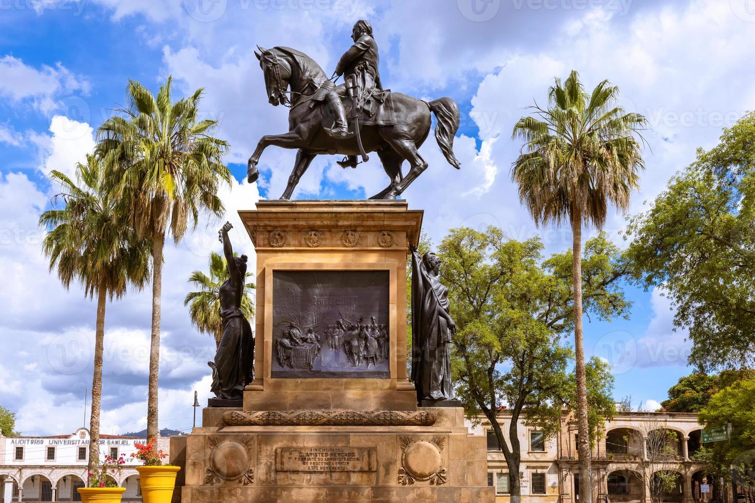 morelia, michoacán, ruas coloridas e casas coloniais no centro histórico da cidade de morelia, uma das principais atrações turísticas da cidade foto