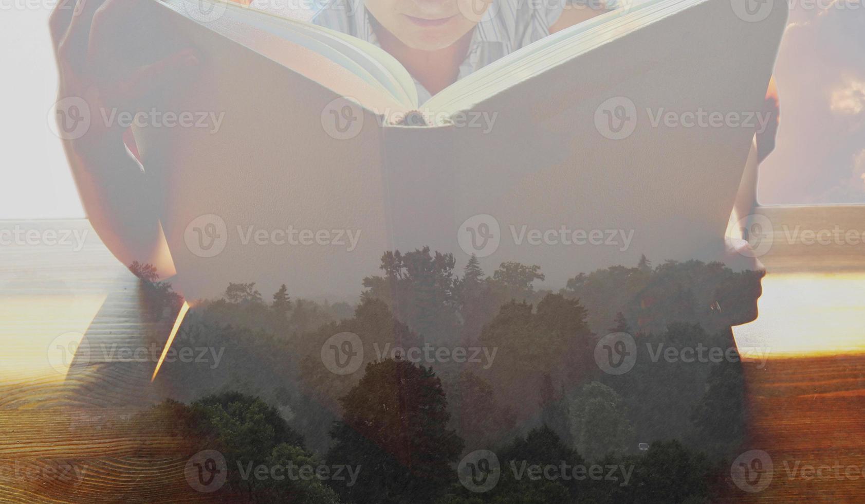 jovem lendo um livro sobre mistérios do mundo foto