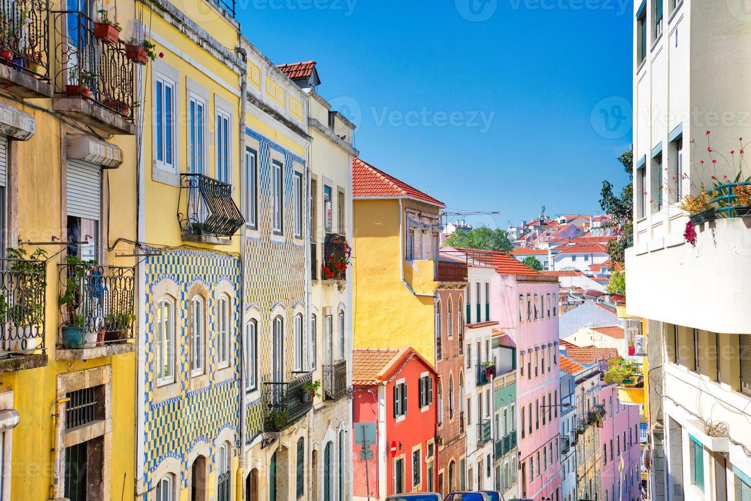 edifícios coloridos do centro histórico de lisboa perto do marco da praça do rossio foto