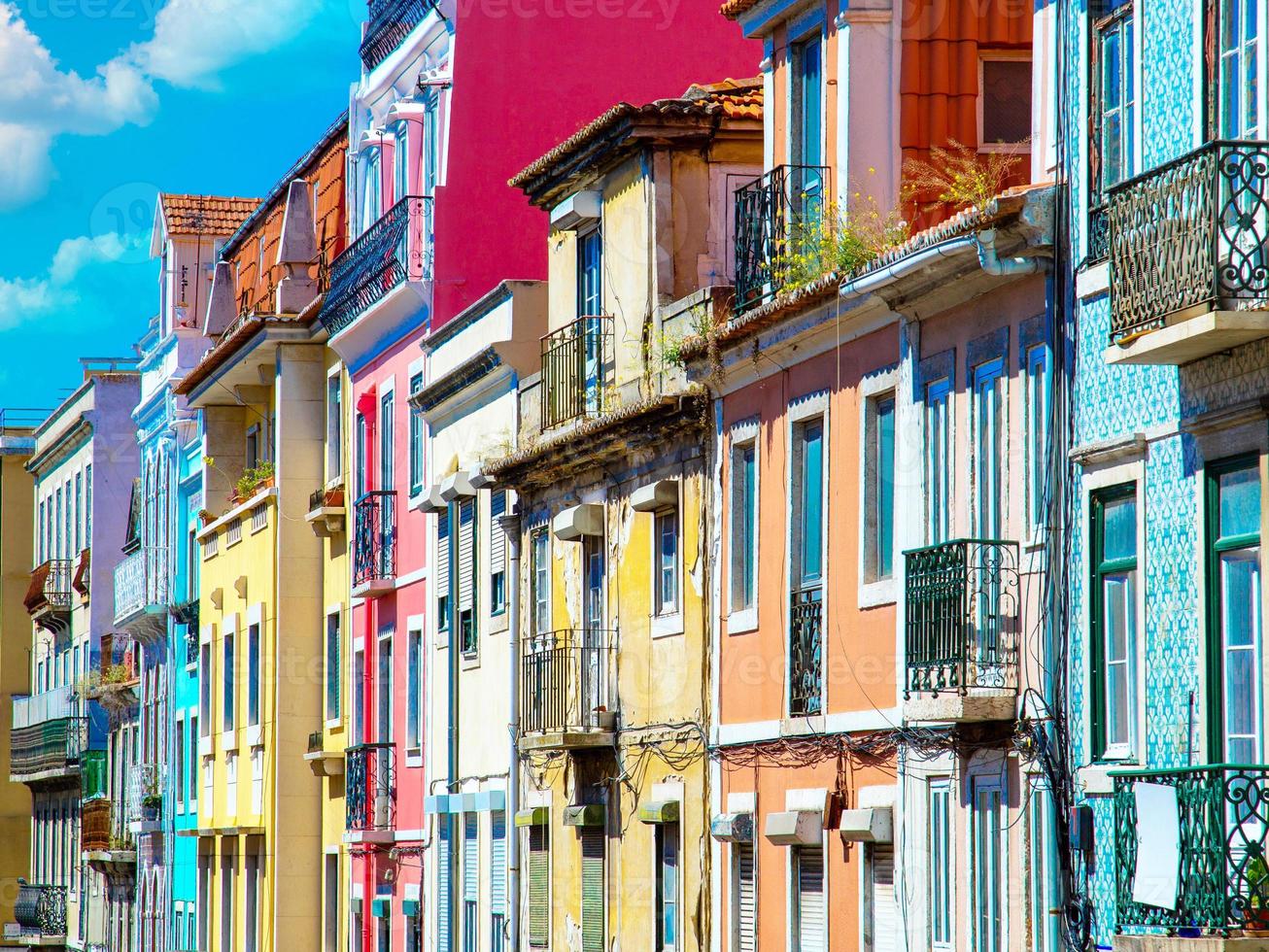 edifícios coloridos do centro histórico de lisboa perto do marco da praça do rossio foto