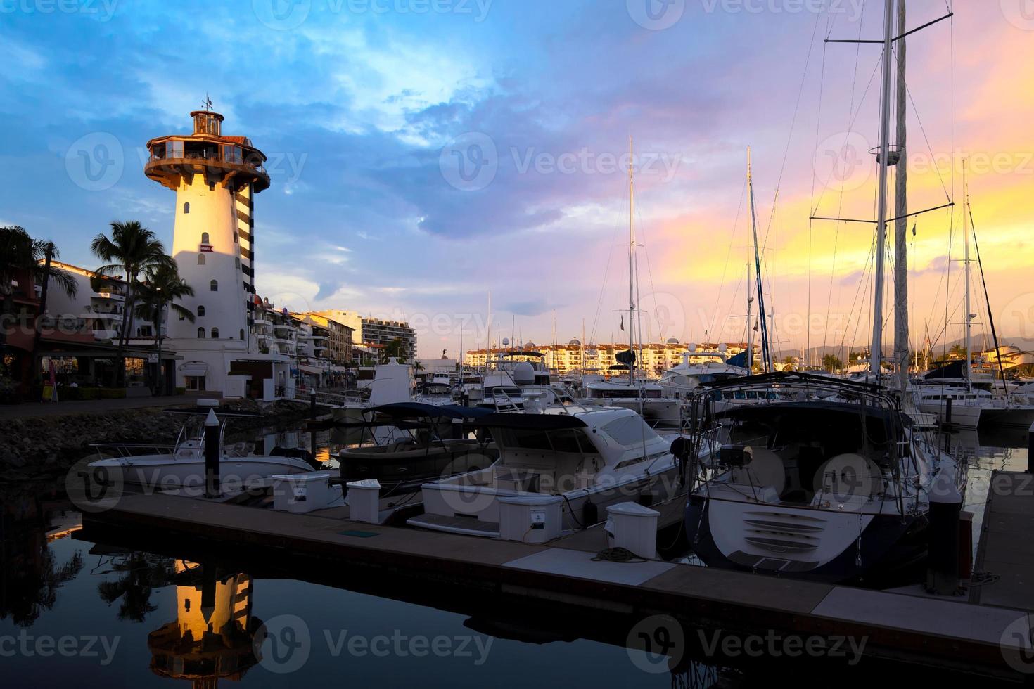 méxico, vista panorâmica da marina e iate clube em puerto vallarta ao pôr do sol foto