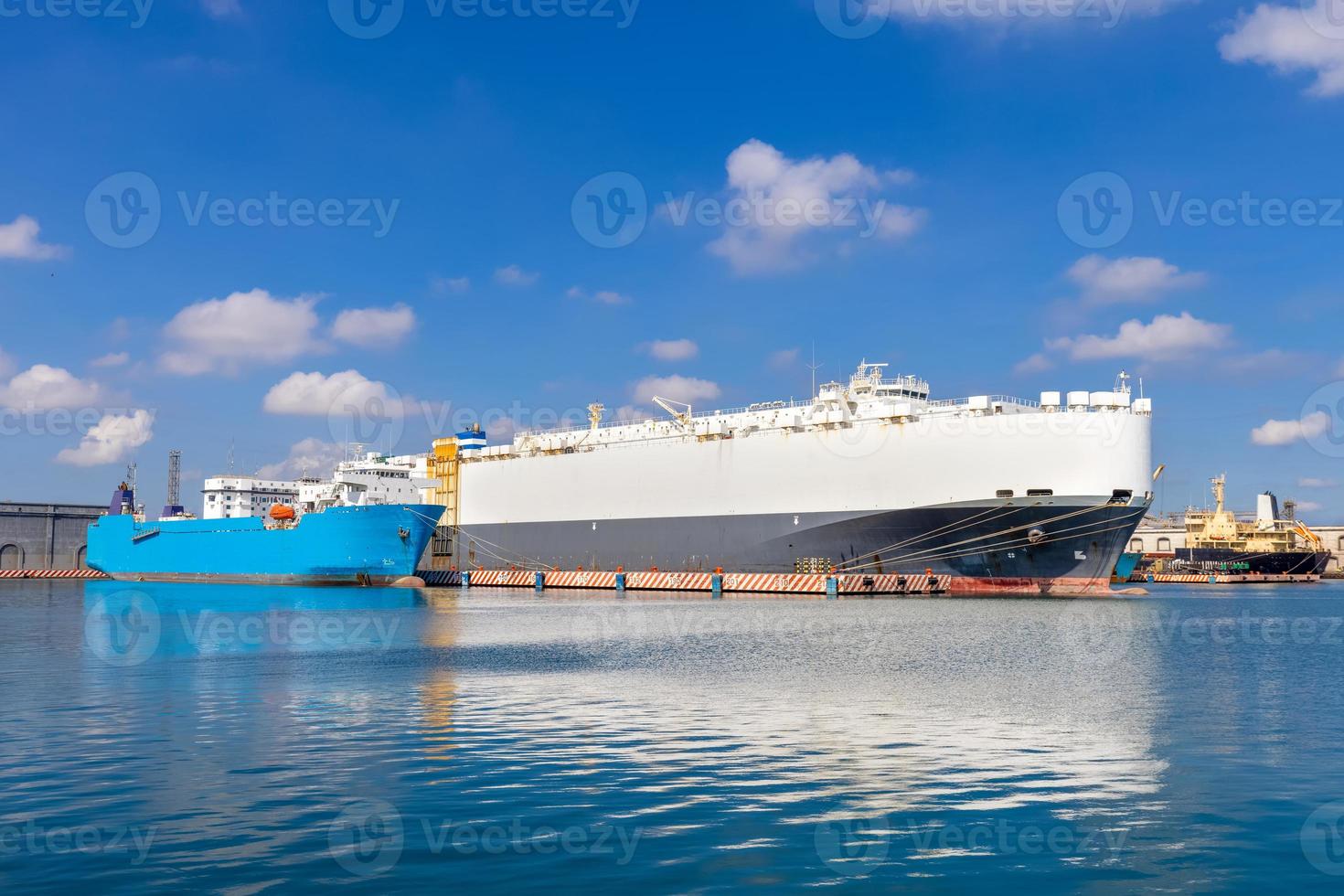 méxico, vista panorâmica do porto da cidade de veracruz com navios porta-contentores, petroleiros e transportadores de automóveis foto