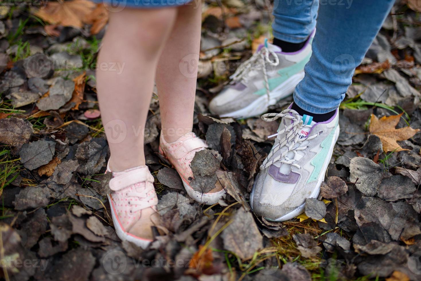 pai, filha e mãe caminhando ao ar livre. família feliz. foto