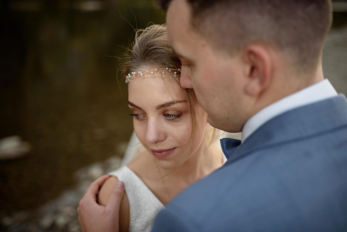 retrato de close-up da noiva e do noivo um momento antes do beijo. foto
