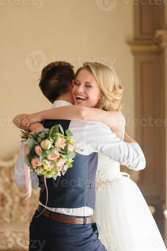 noivo coloca um anel de casamento em sua noiva. foto