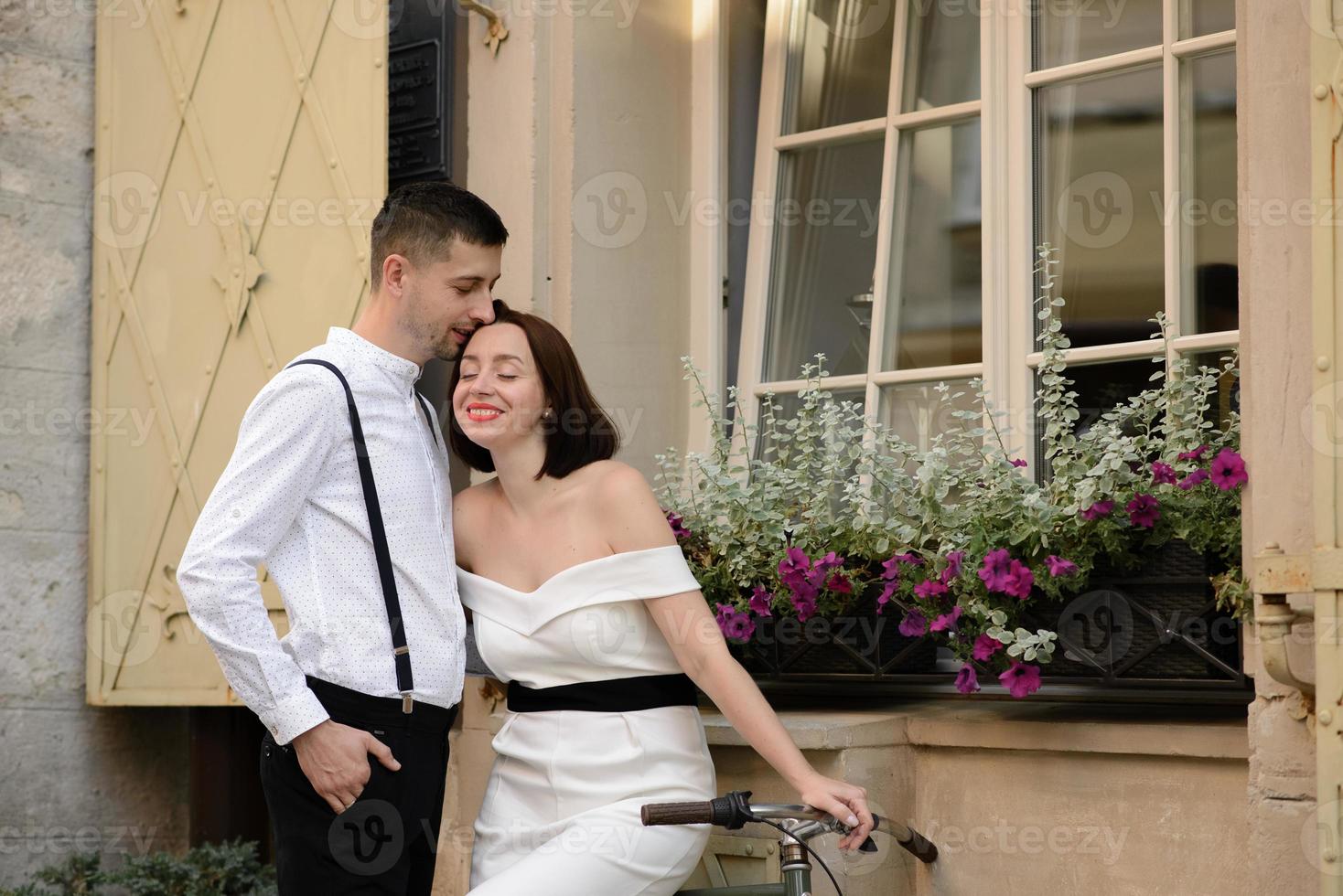 lindo casal elegante em um encontro nas ruas da cidade velha. foto