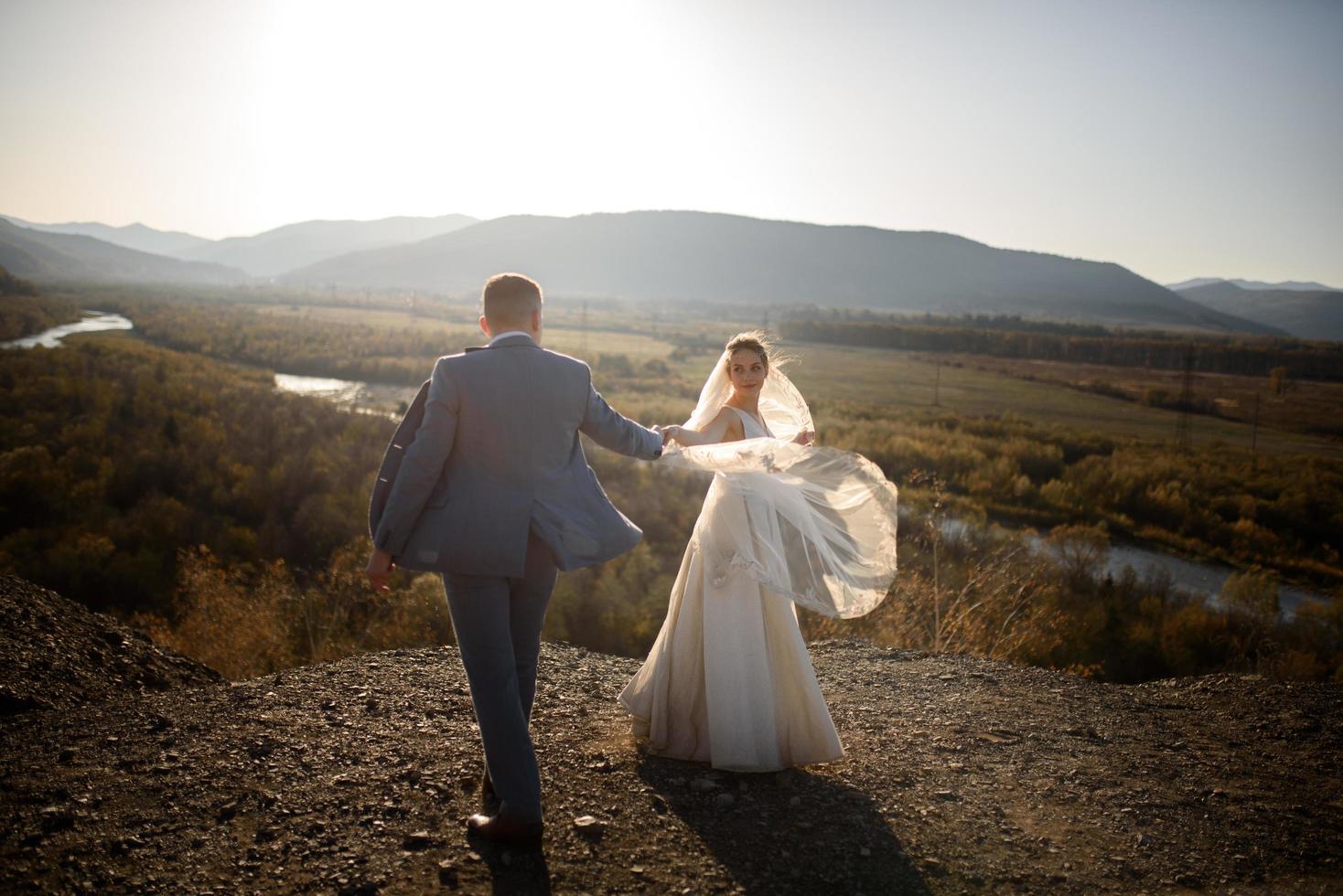 sessão de fotos de casamento dos noivos nas montanhas. sessão de fotos ao pôr do sol.