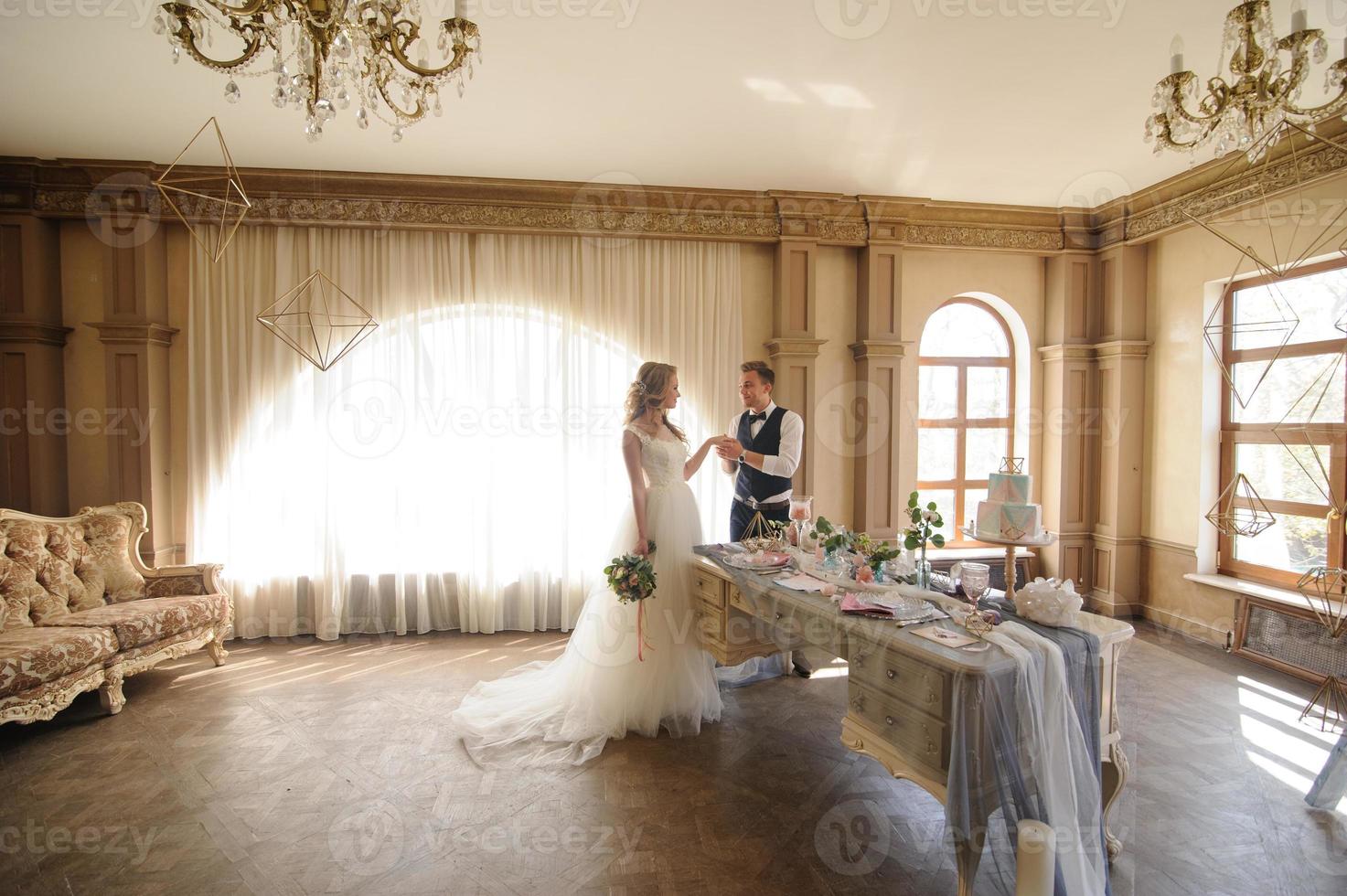 noivo coloca um anel de casamento em sua noiva. foto