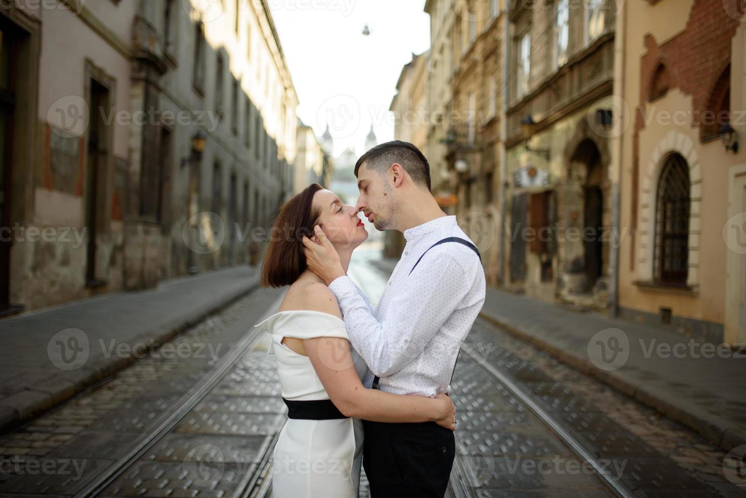 lindo casal elegante em um encontro nas ruas da cidade velha. foto