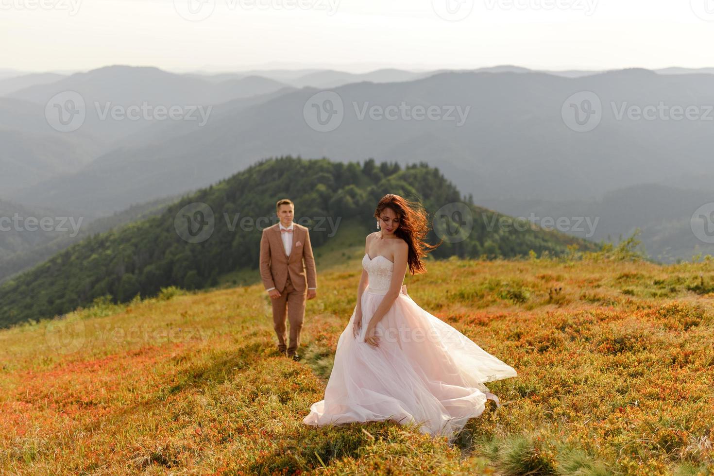 noiva e noivo. sessão de fotos nas montanhas.