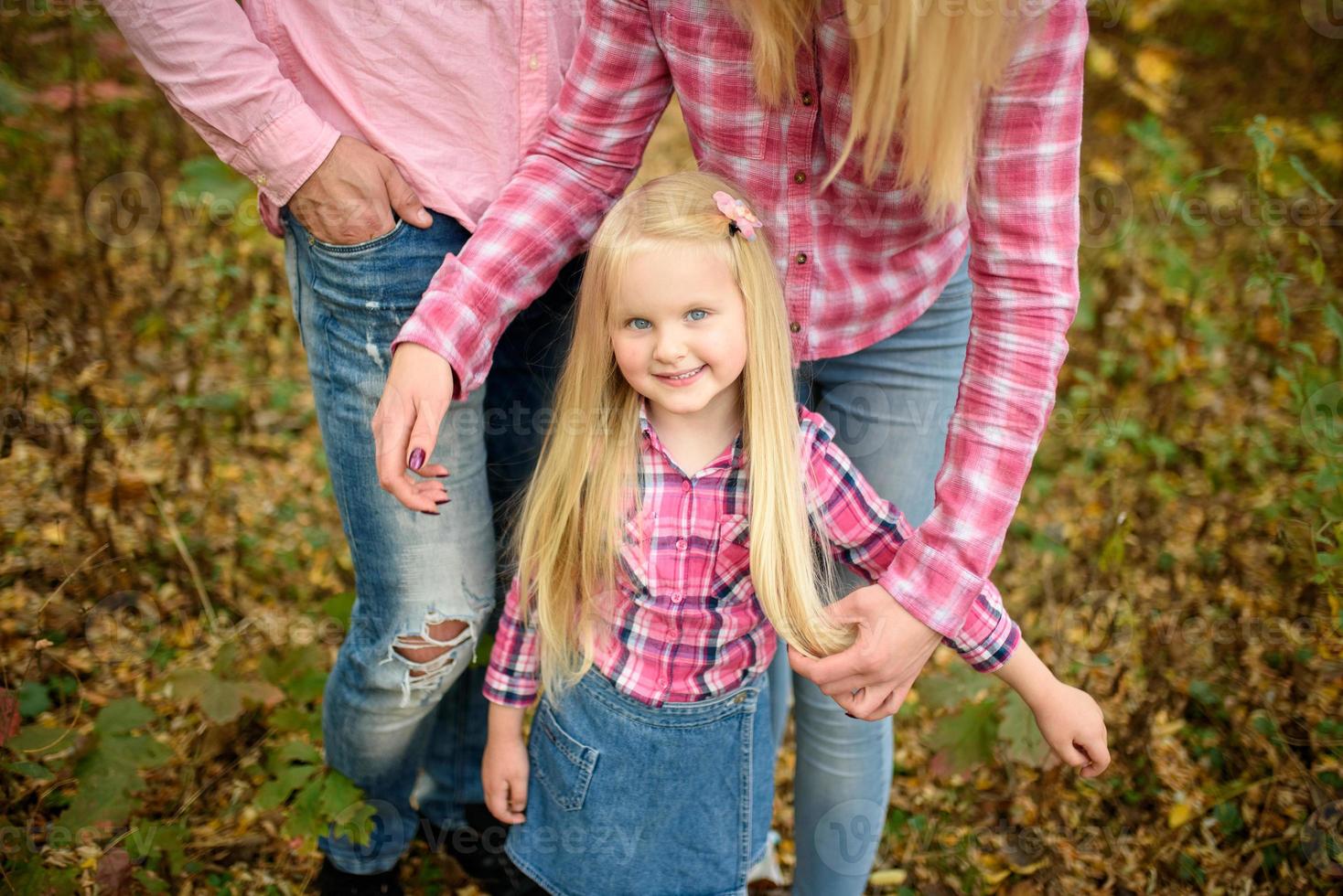 pai, filha e mãe caminhando ao ar livre. família feliz. foto