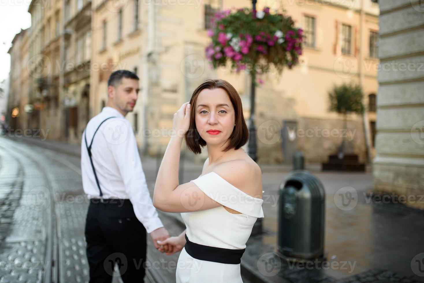 lindo casal elegante em um encontro nas ruas da cidade velha. foto