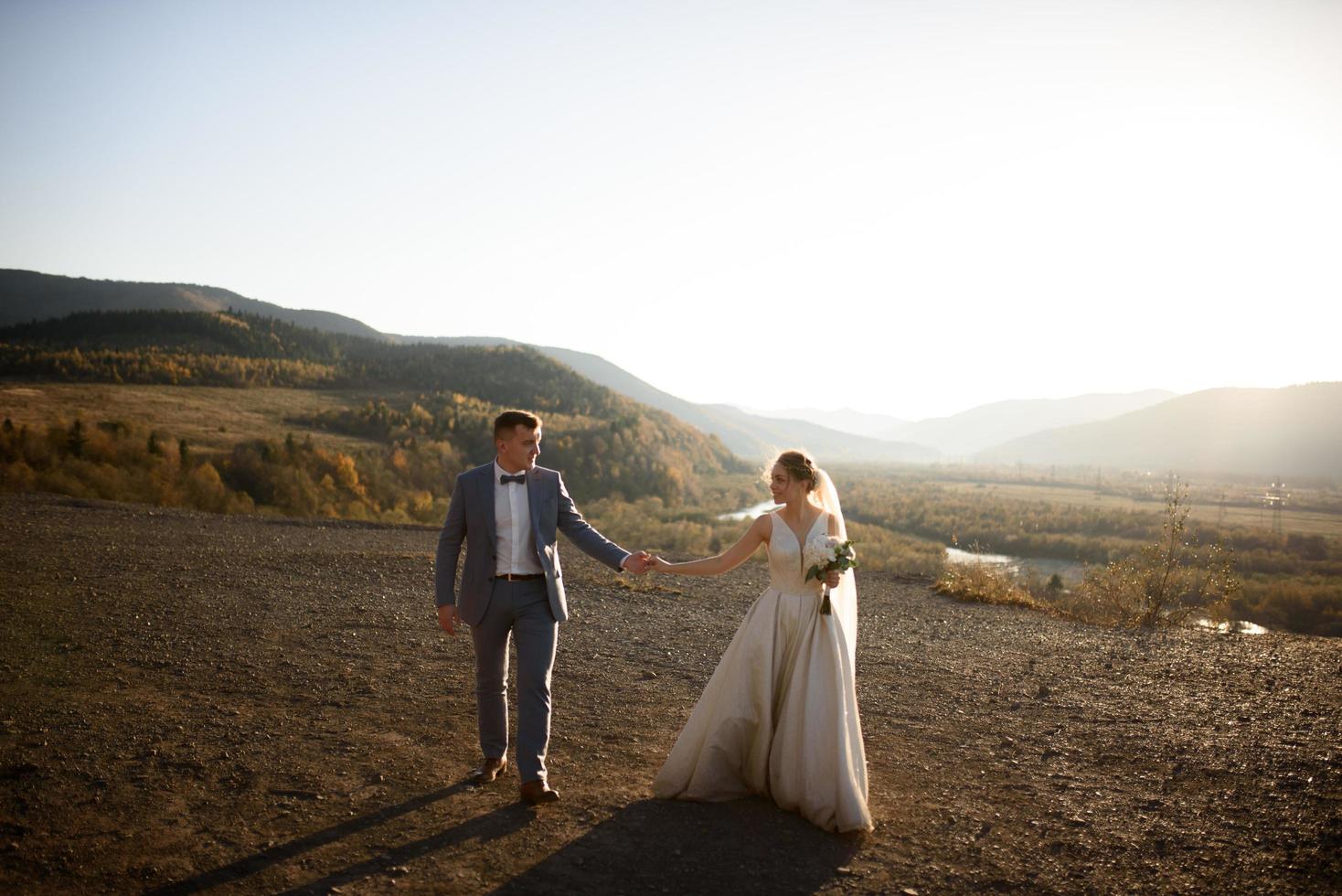 sessão de fotos de casamento dos noivos nas montanhas. sessão de fotos ao pôr do sol.