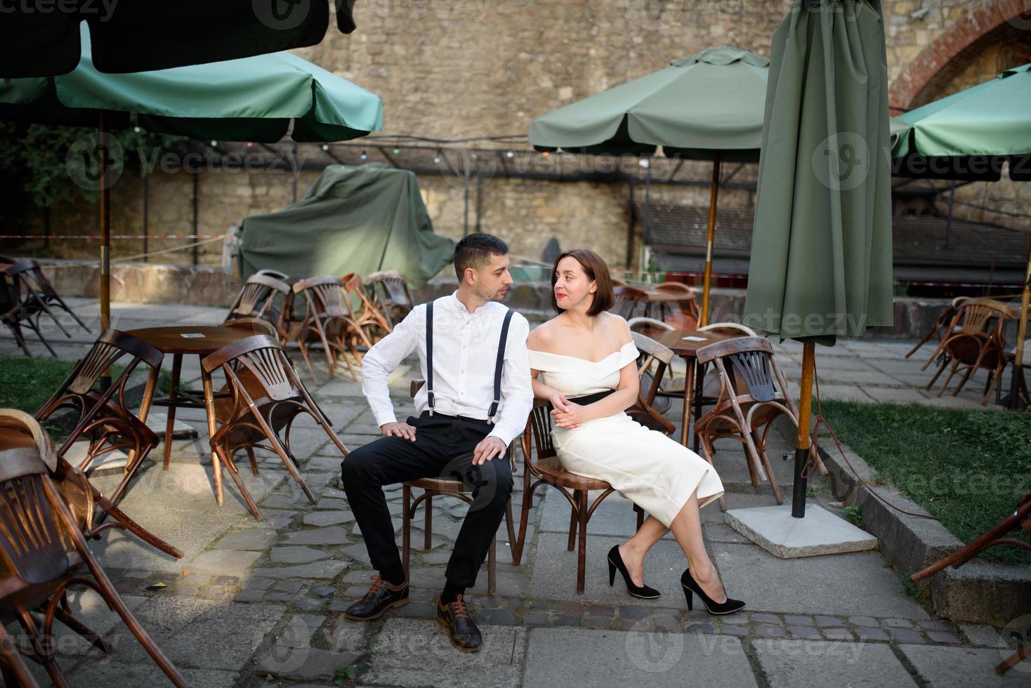 lindo casal elegante em um encontro nas ruas da cidade velha. foto
