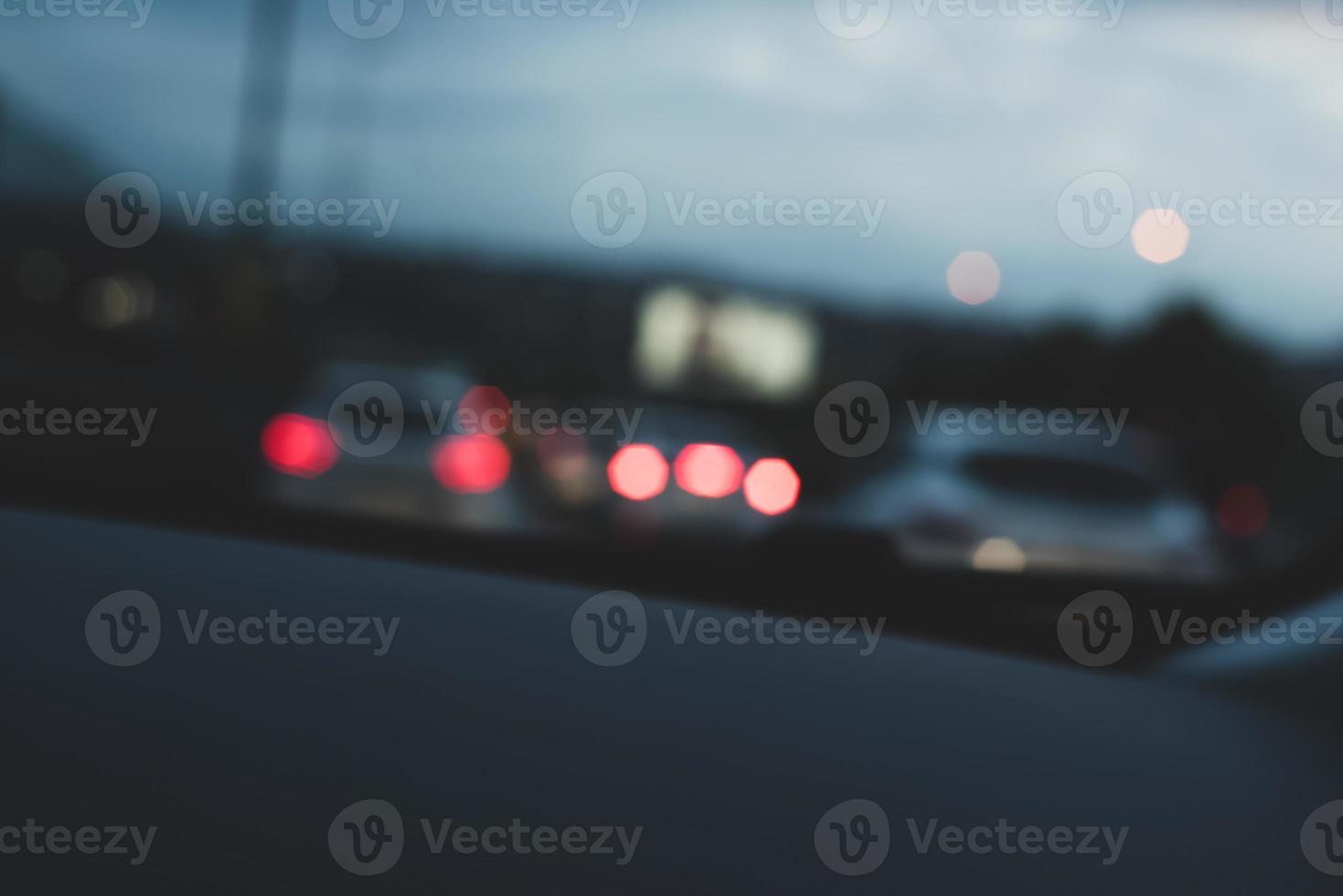 carros e luzes do carro no tráfego noturno de dentro do carro com luz cinematográfica no carro foto