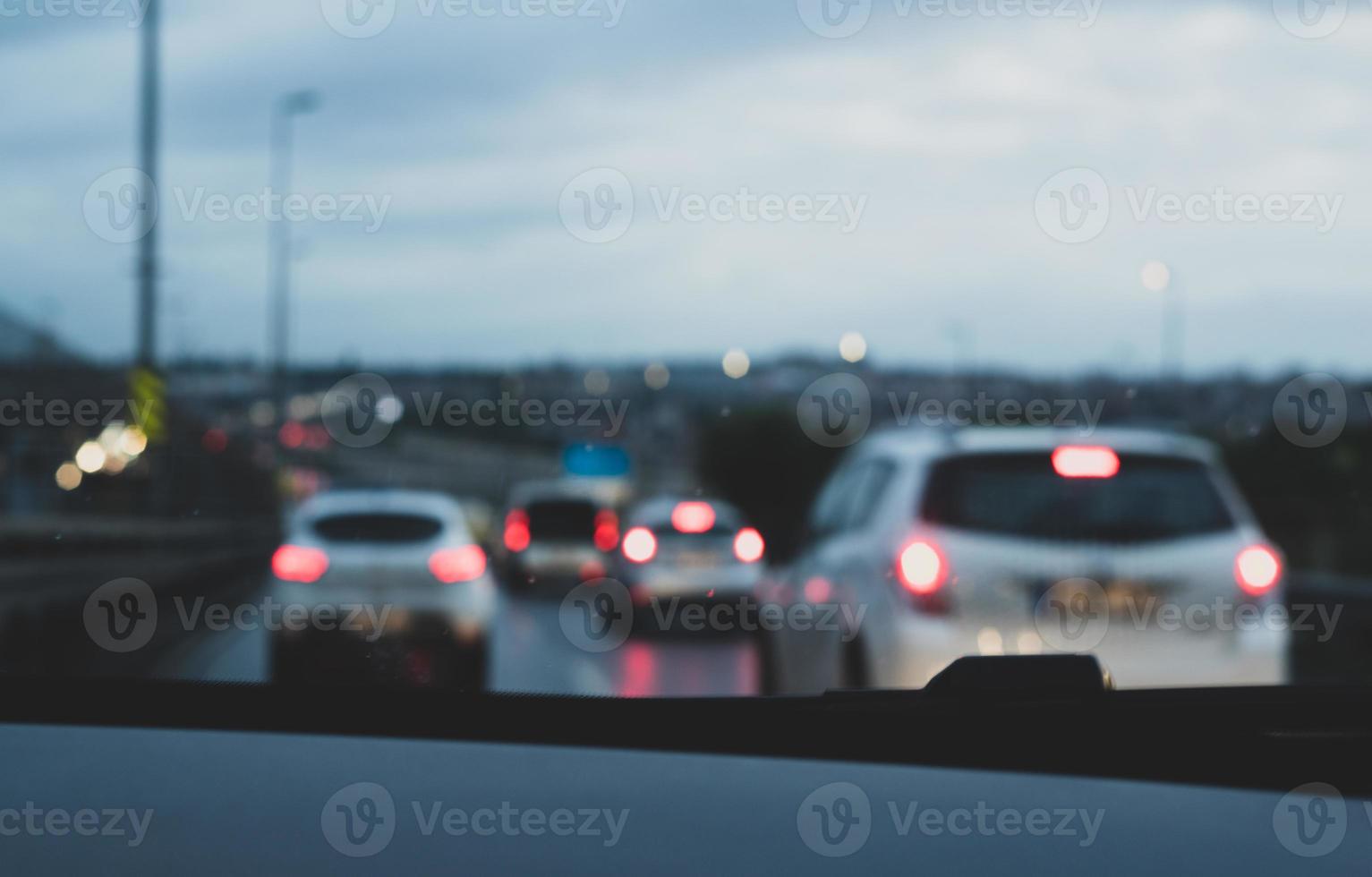 carros e luzes do carro no tráfego noturno de dentro do carro com luz cinematográfica no carro foto