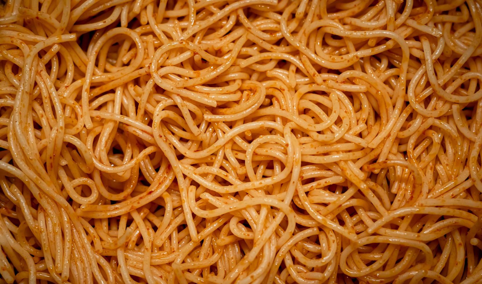 cole o macarrão com pasta de tomate close-up de fundo foto