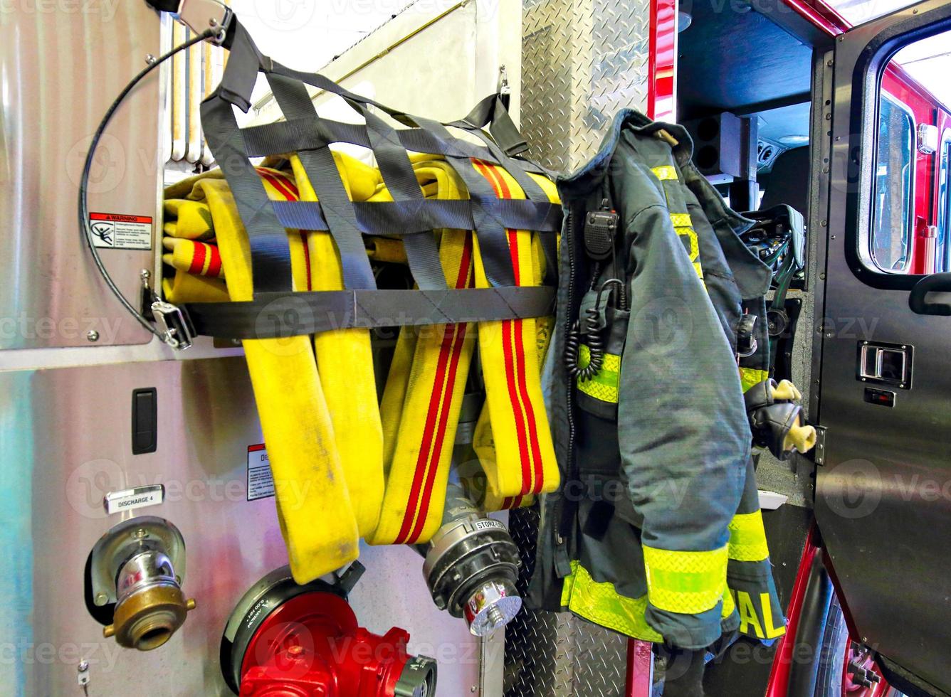 caminhão de bombeiros pronto para responder a emergência foto