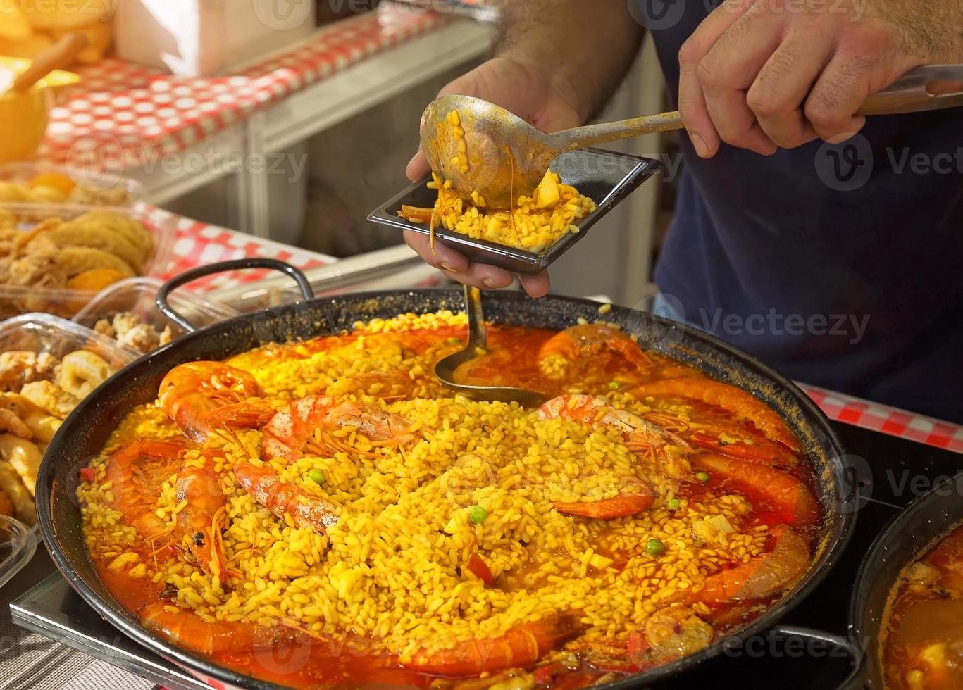 preparação de paella - feira de rua perto da praça da catedral de barcelona foto