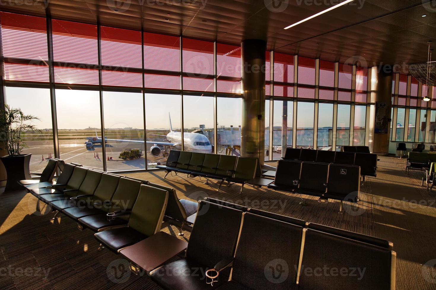área de espera de passageiros do aeroporto de logan para voos de conexão entre cidades americanas ao pôr do sol foto