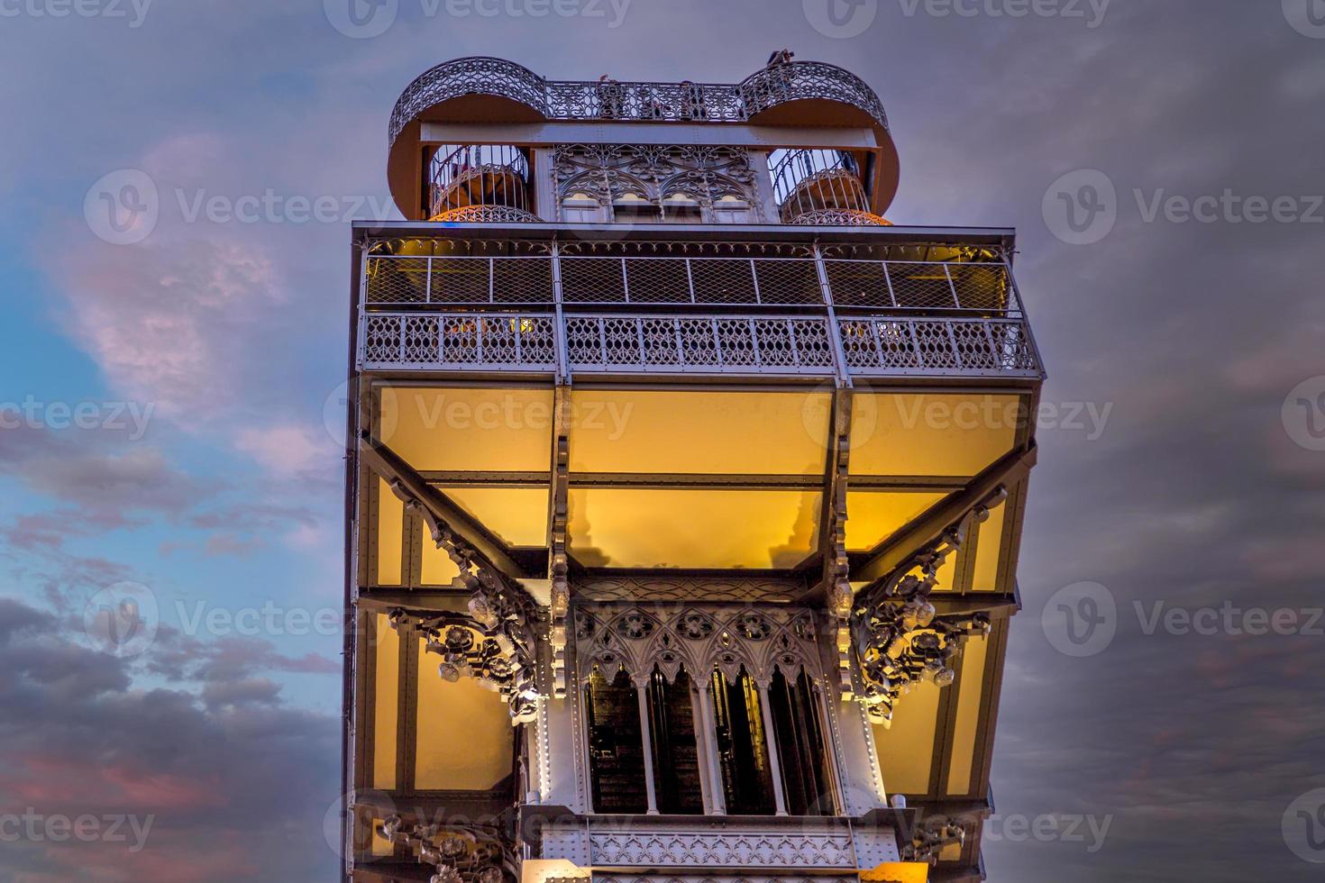 lisboa, elevador de santa justa ao pôr do sol foto