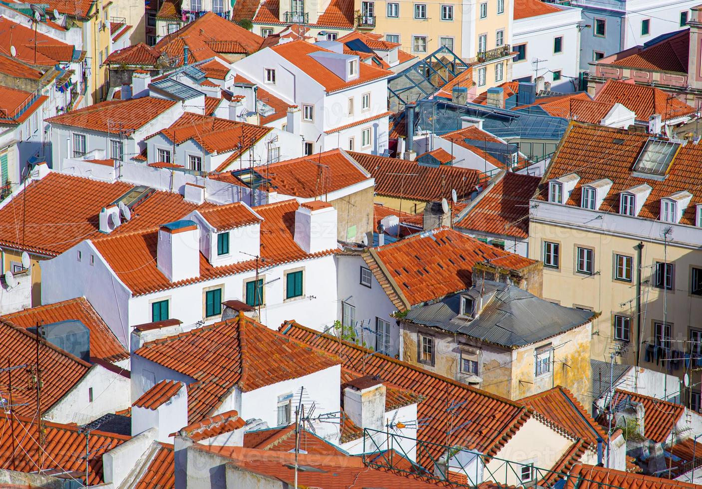 portugal, ruas de lisboa e skyline da cidade visto do mirante de alfama foto