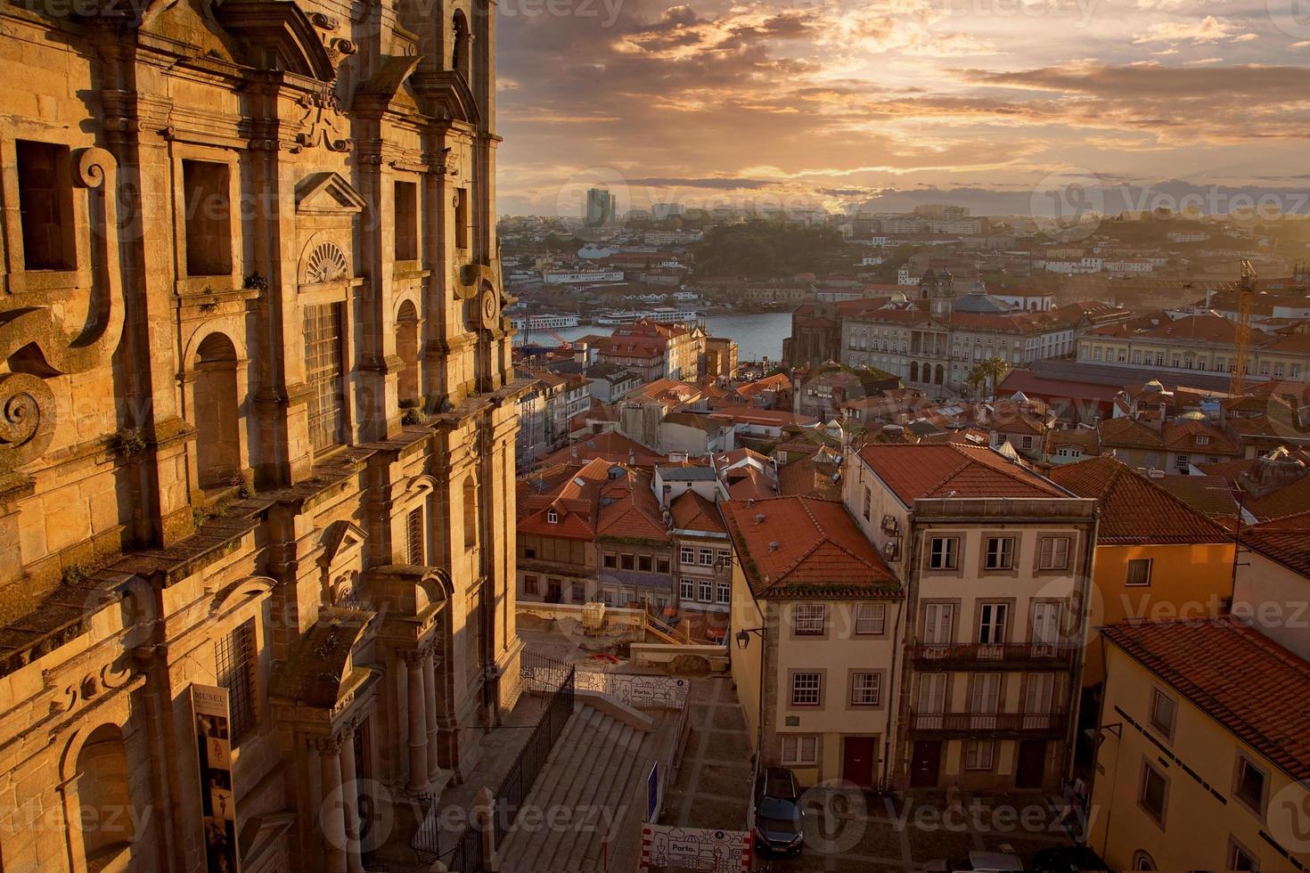 belas e coloridas ruas do porto perto do rio douro foto