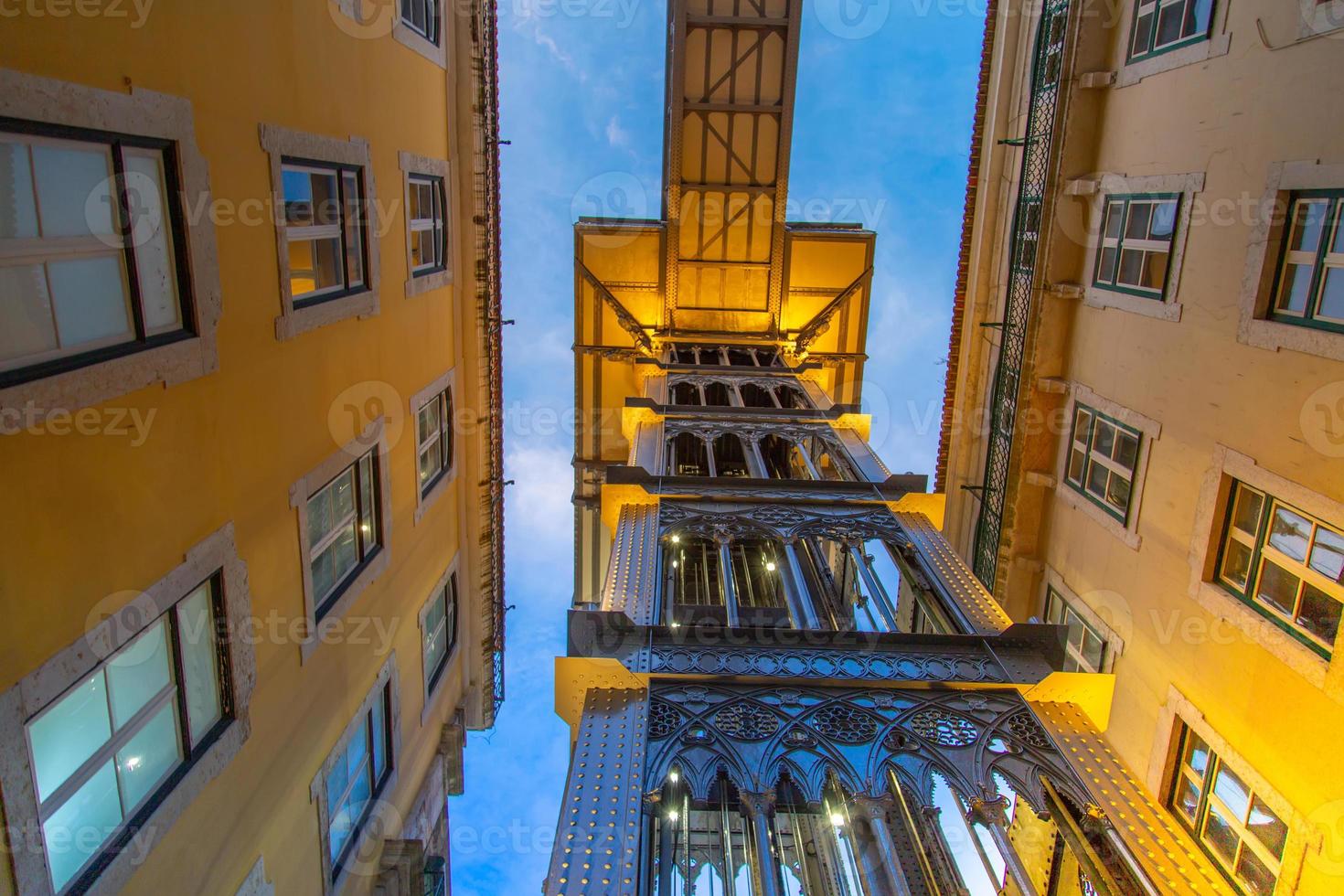 entrada do elevador santa justa localizada perto da praça do rossio no centro histórico da cidade de lisboa foto