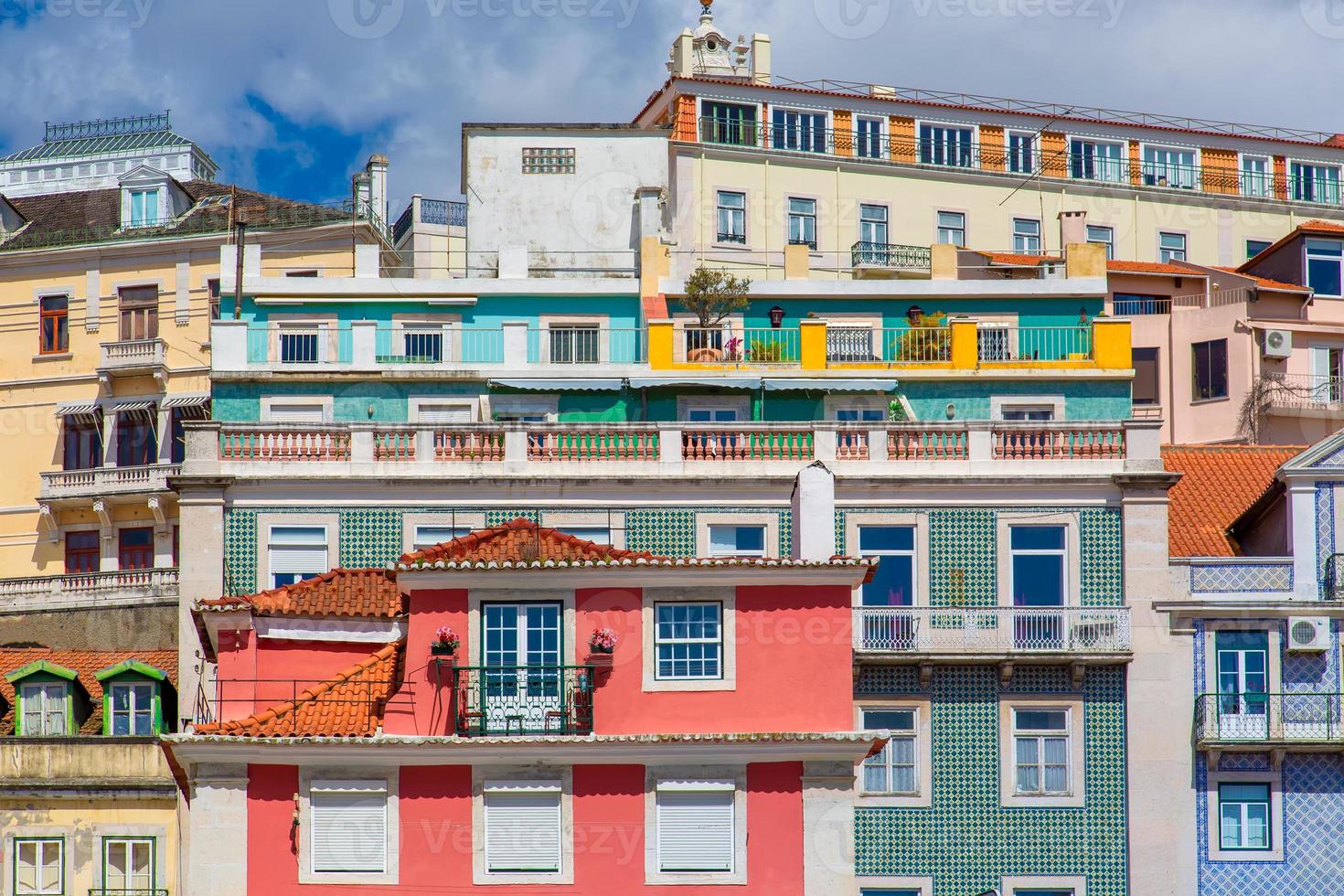 edifícios coloridos do centro histórico de lisboa perto do marco da praça do rossio foto