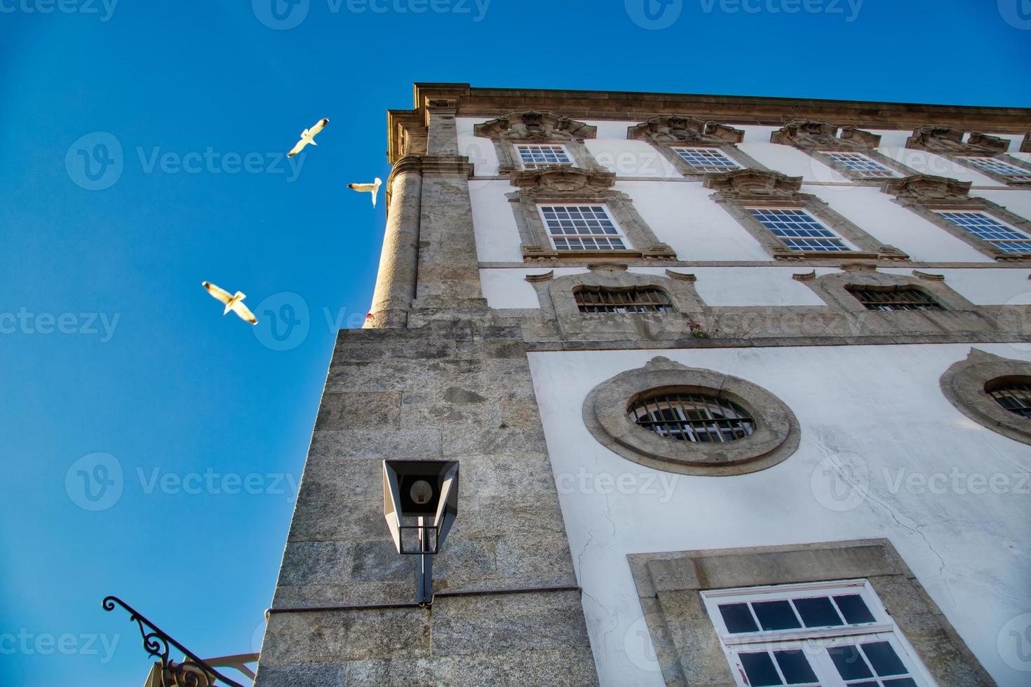 belas e coloridas ruas do porto perto do rio douro foto