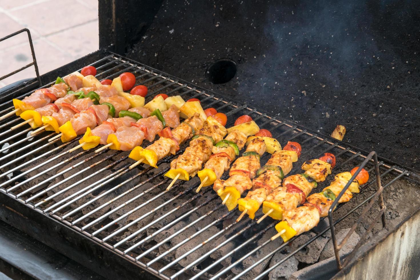 churrasco com deliciosas carnes grelhadas na grelha foto