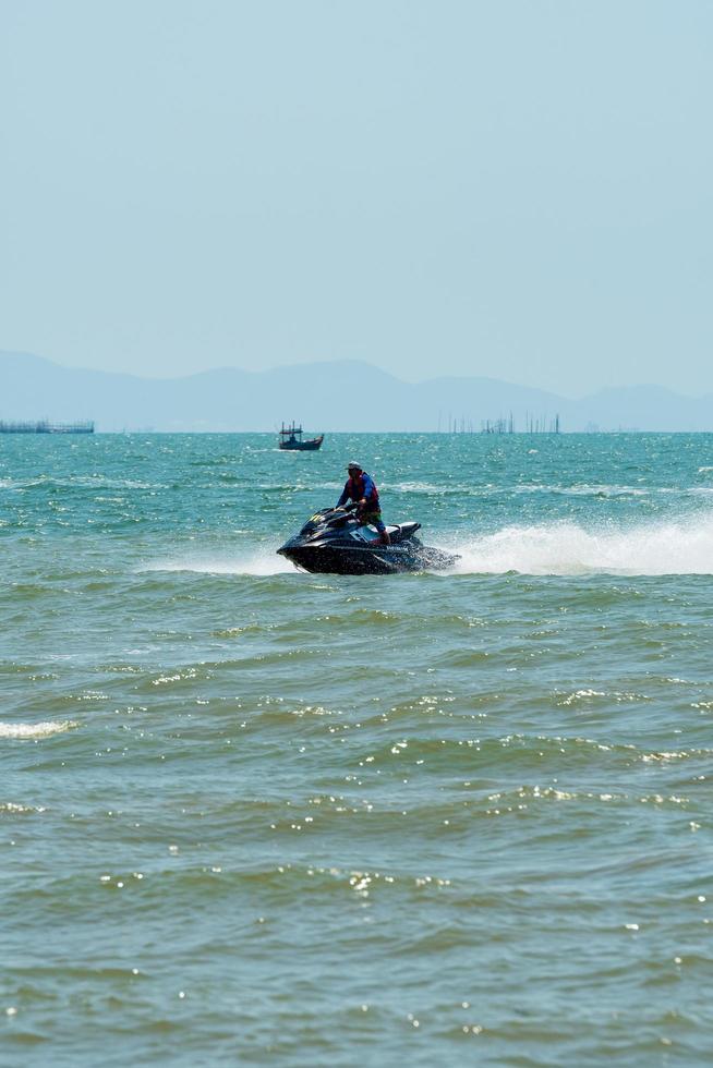 chonburi, tailândia -06 mar. 2021 a atmosfera de pessoas praticando atividades aquáticas na praia de bangsaen. foto