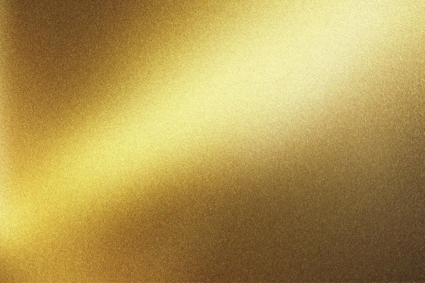 luz brilhando em metal de folha dourada no quarto escuro, fundo de textura abstrata foto