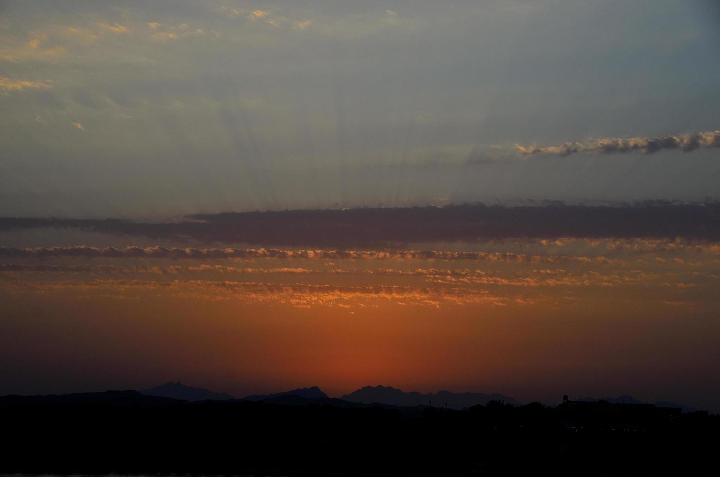 raios de sol durante o pôr do sol foto