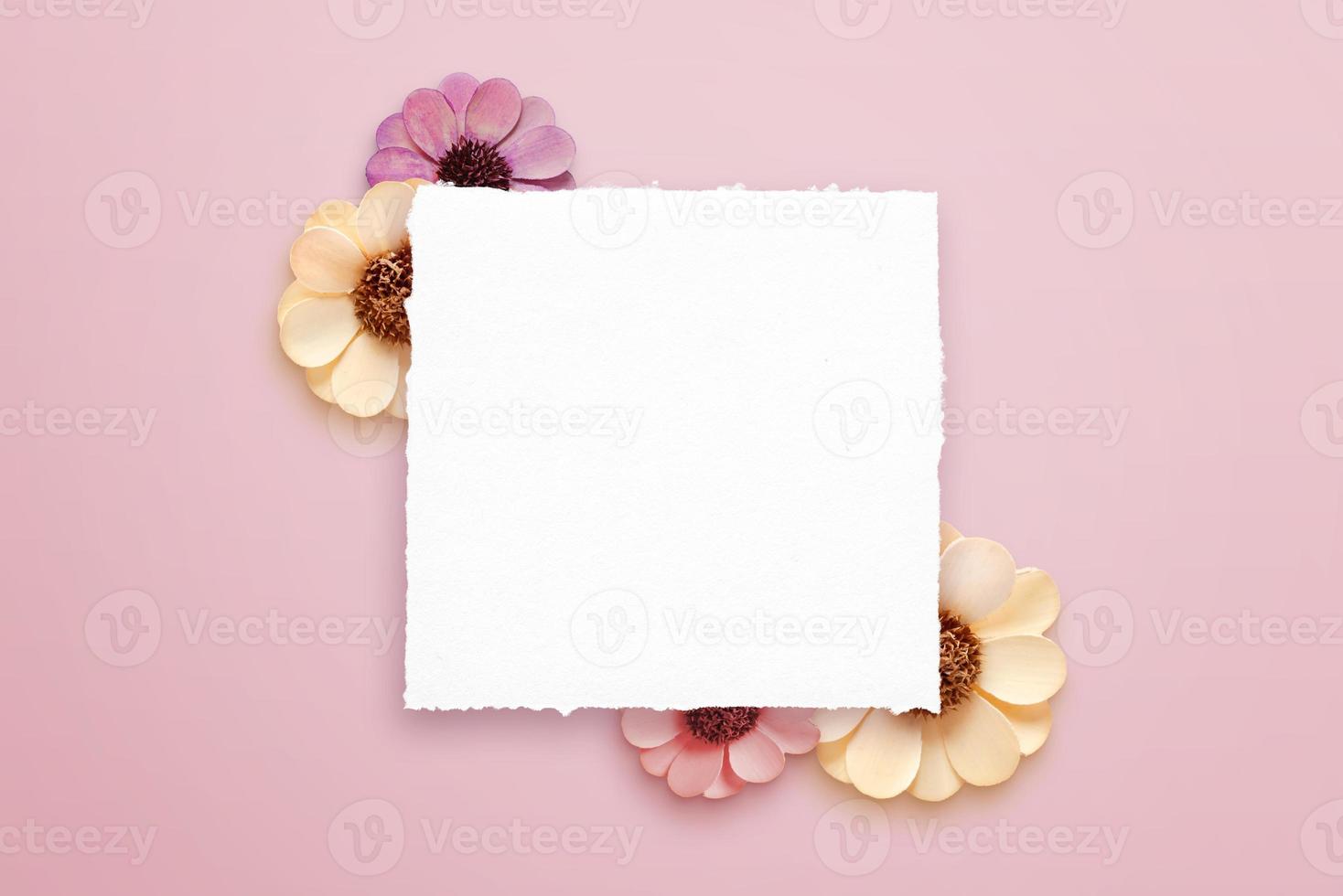 papel limpo para texto de saudação cercado por flores da primavera foto