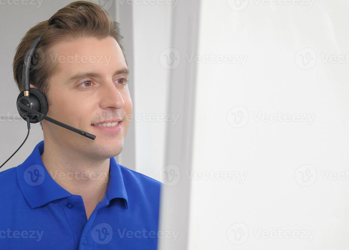 pessoal masculino de atendimento ao cliente caucasiano jovem e inteligente feliz trabalhando com mente de serviço no fundo do espaço de trabalho do escritório do computador, espaço de cópia. foto