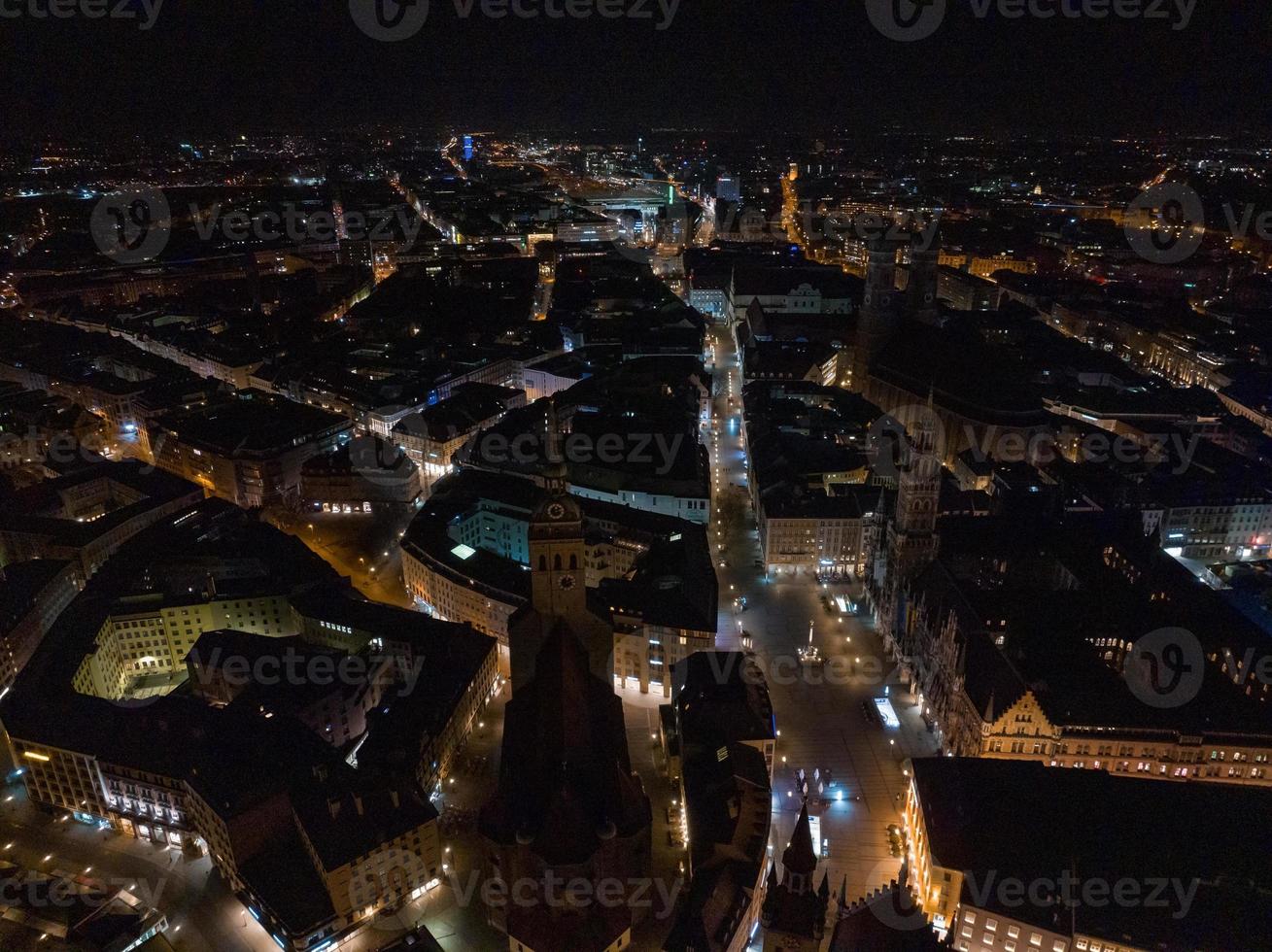 panorama aéreo da nova prefeitura e marienplatz à noite cidade de munique foto