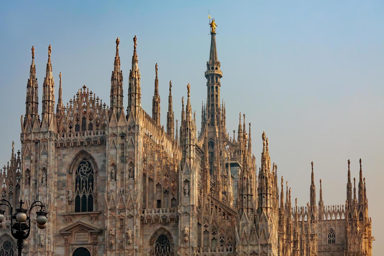 milão, itália, 2008. detalhe do horizonte do duomo foto