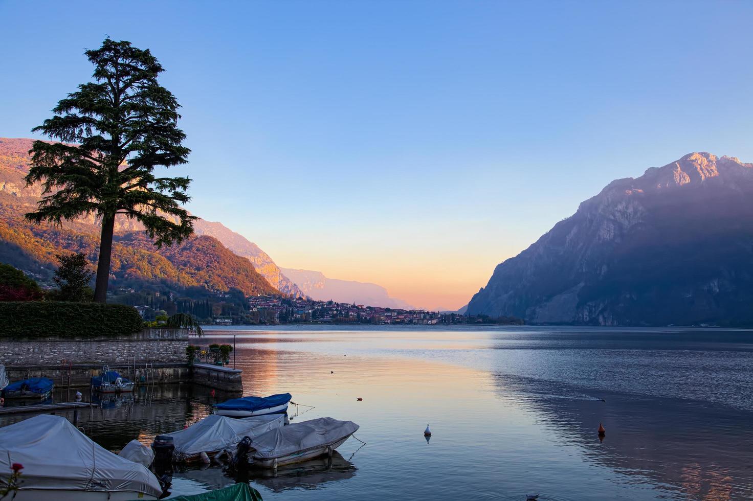 vista panorâmica do lago como de mandello del lario foto