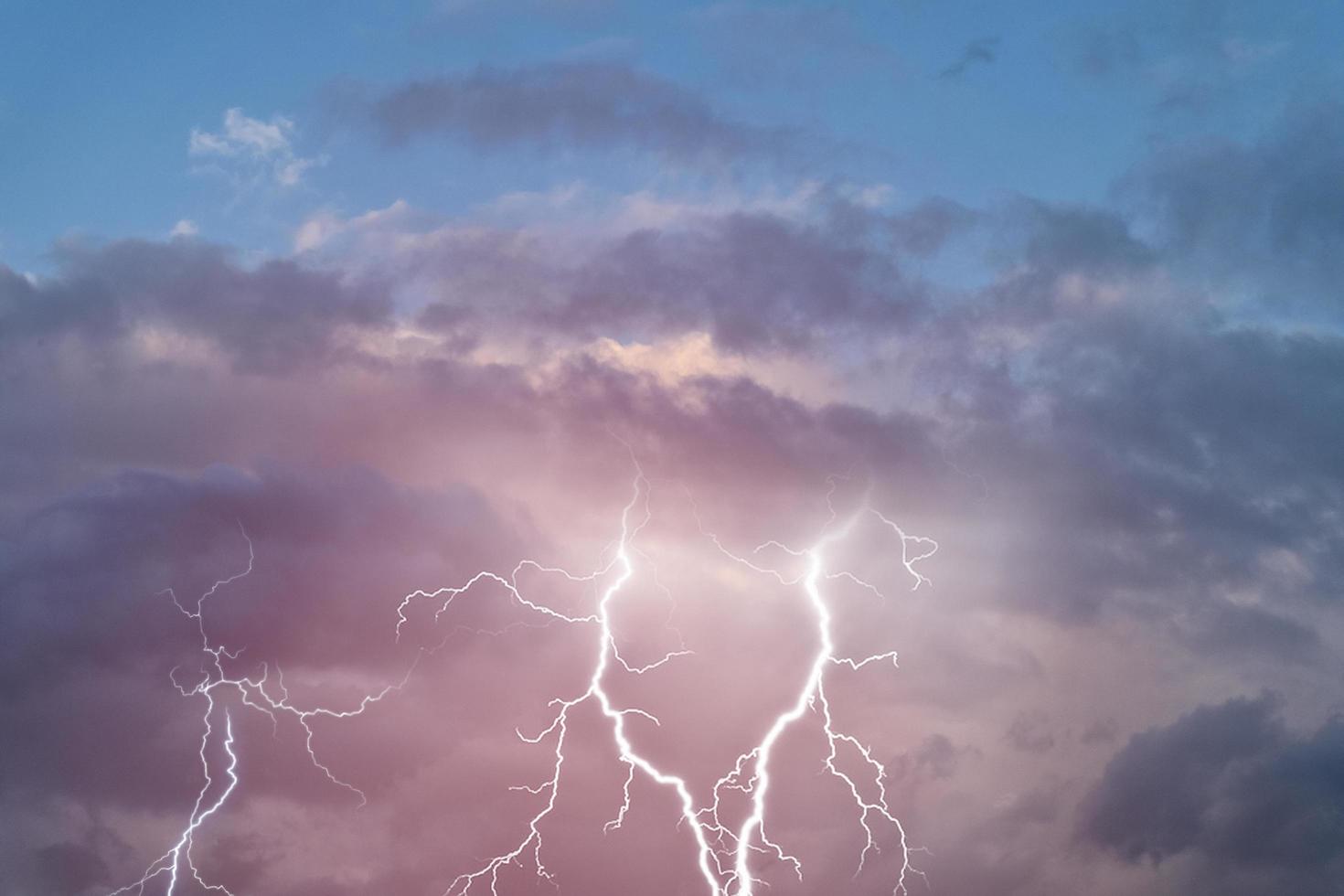 relâmpagos entre nuvens tempestuosas sombrias. foto