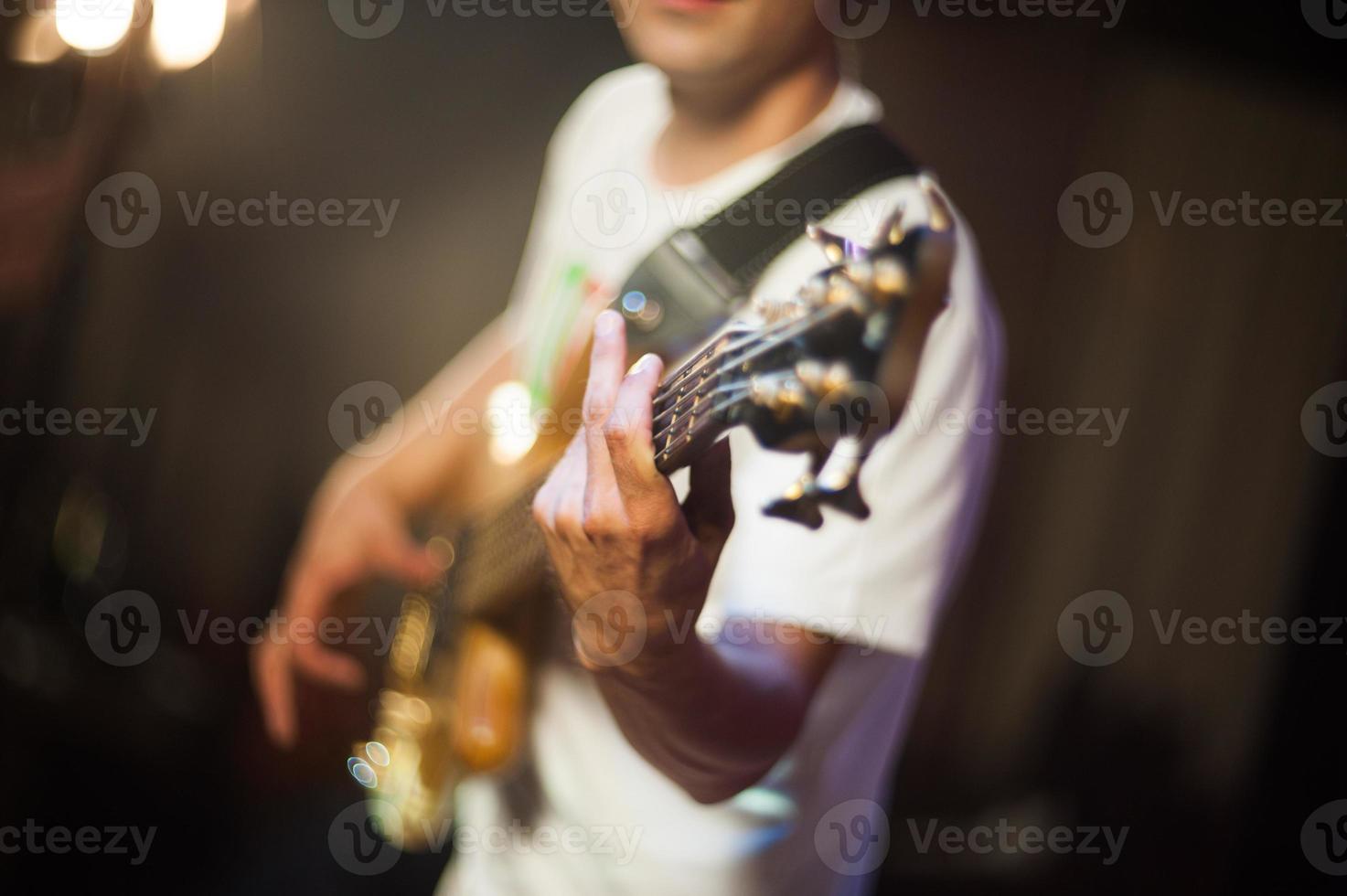 homem com violão foto