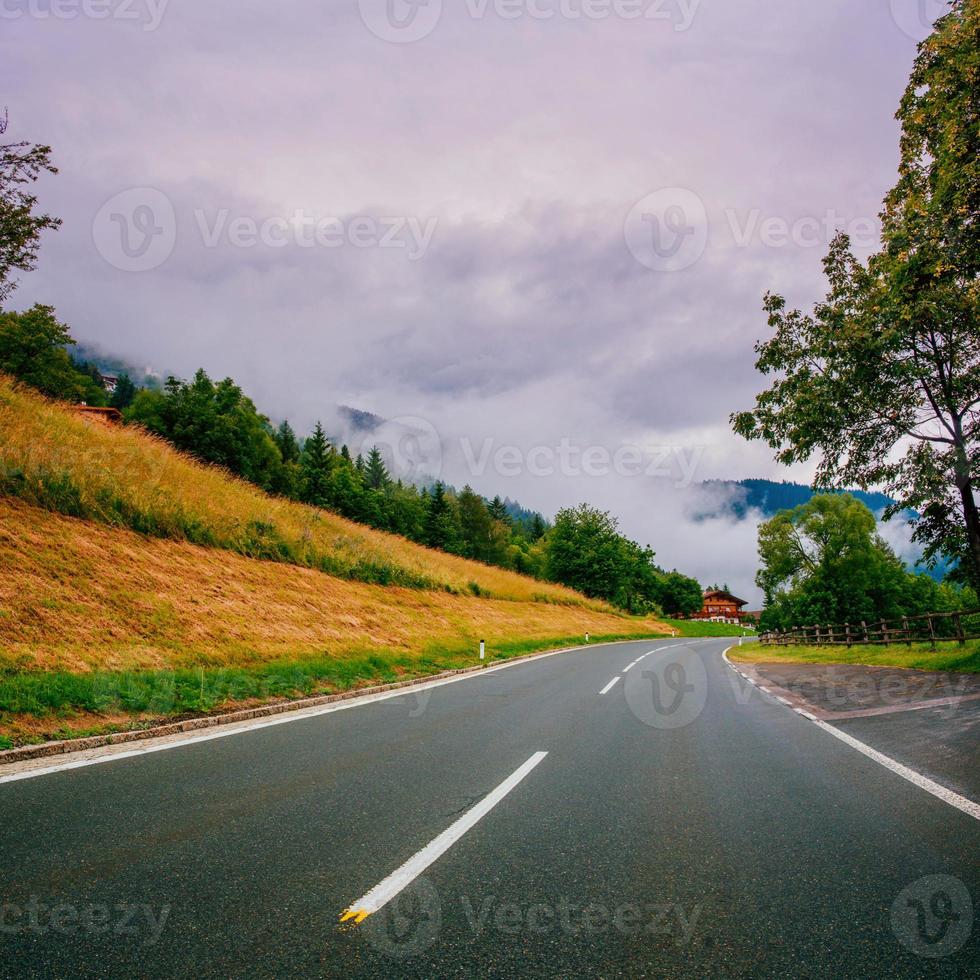 ao longo da estrada foto