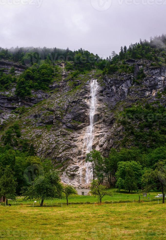 enorme cachoeira da montanha foto