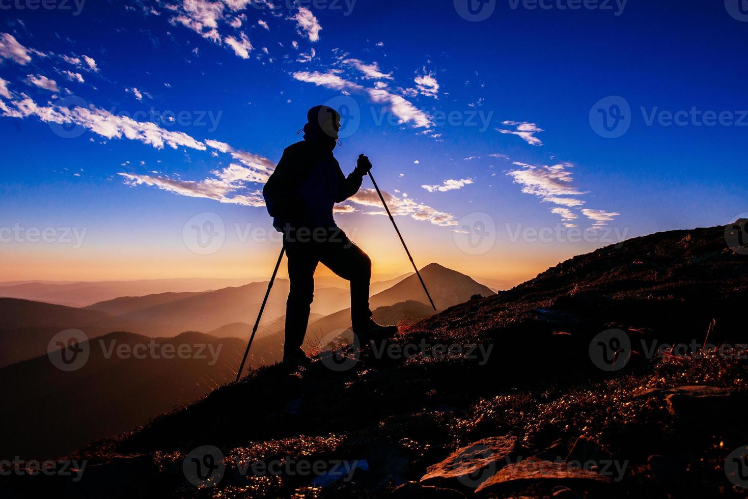 alpinista ao pôr do sol foto