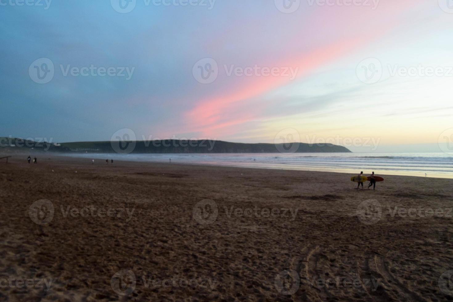 praia ao pôr do sol no verão foto