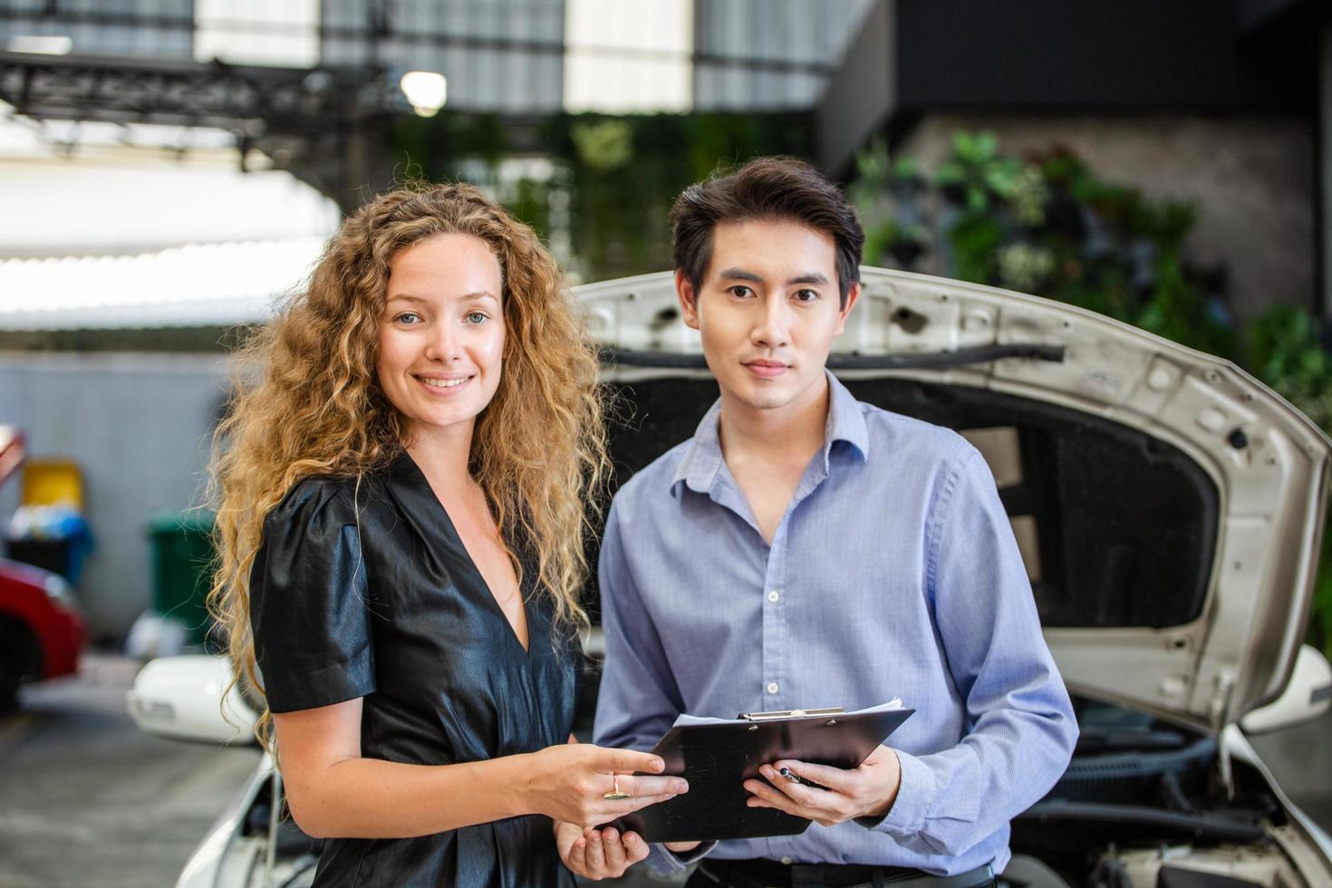 retrato de agente de vendedor de carros segurando documento de acordo e cliente feminino fechando acordo de compra de veículo novo. showroom de automóveis ou aluguel de carros. foto