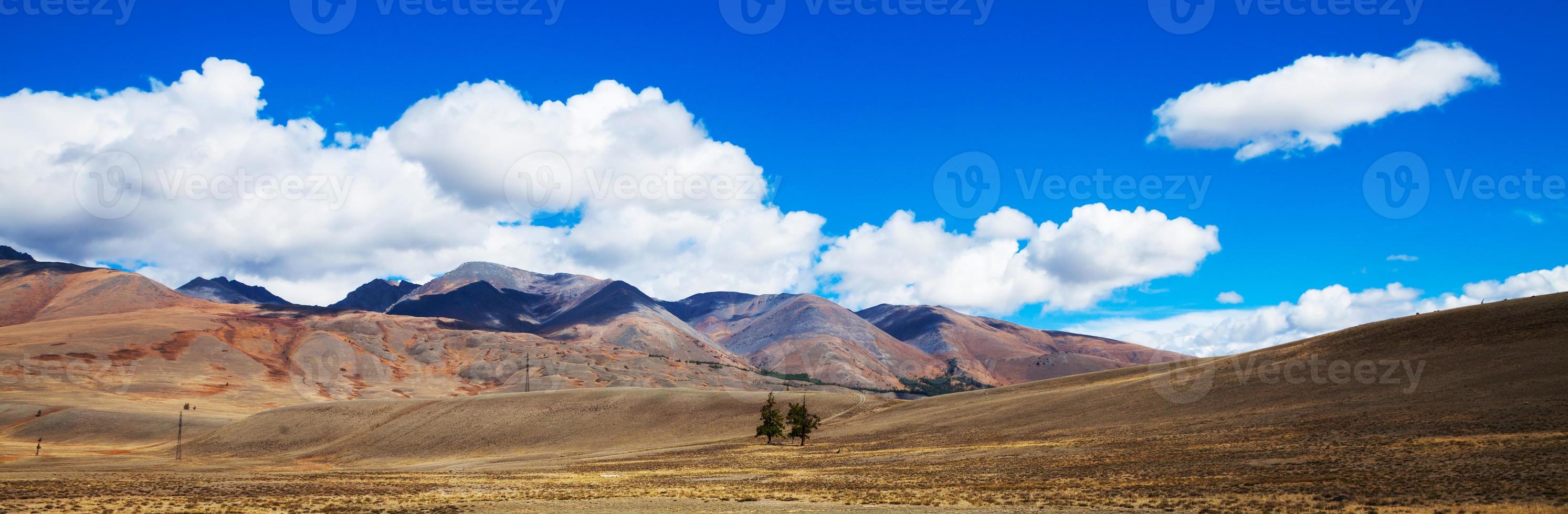 paisagem de pradaria com panorama de montanhas foto