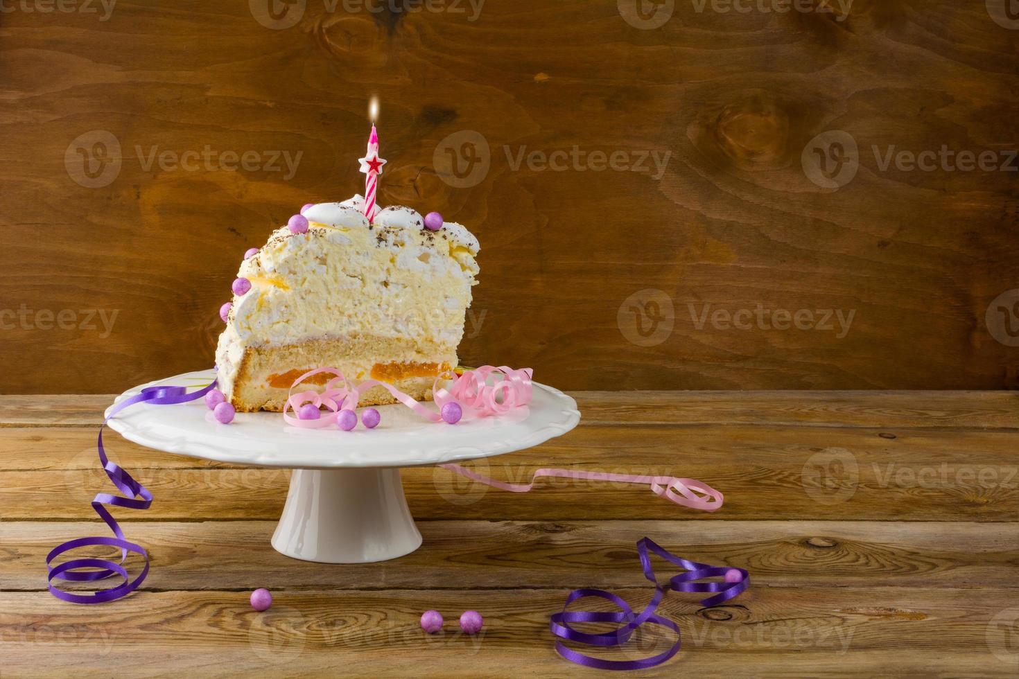 bolo de merengue de aniversário na mesa de madeira foto